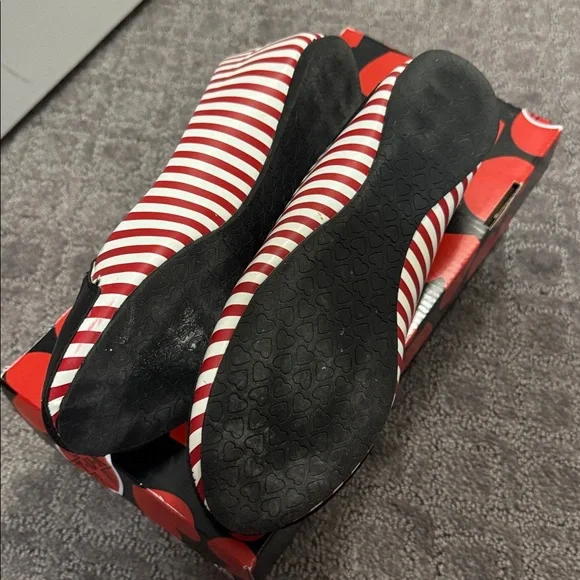 T.U.K Red and White Cat Face Shoes - Picture 3 of 7